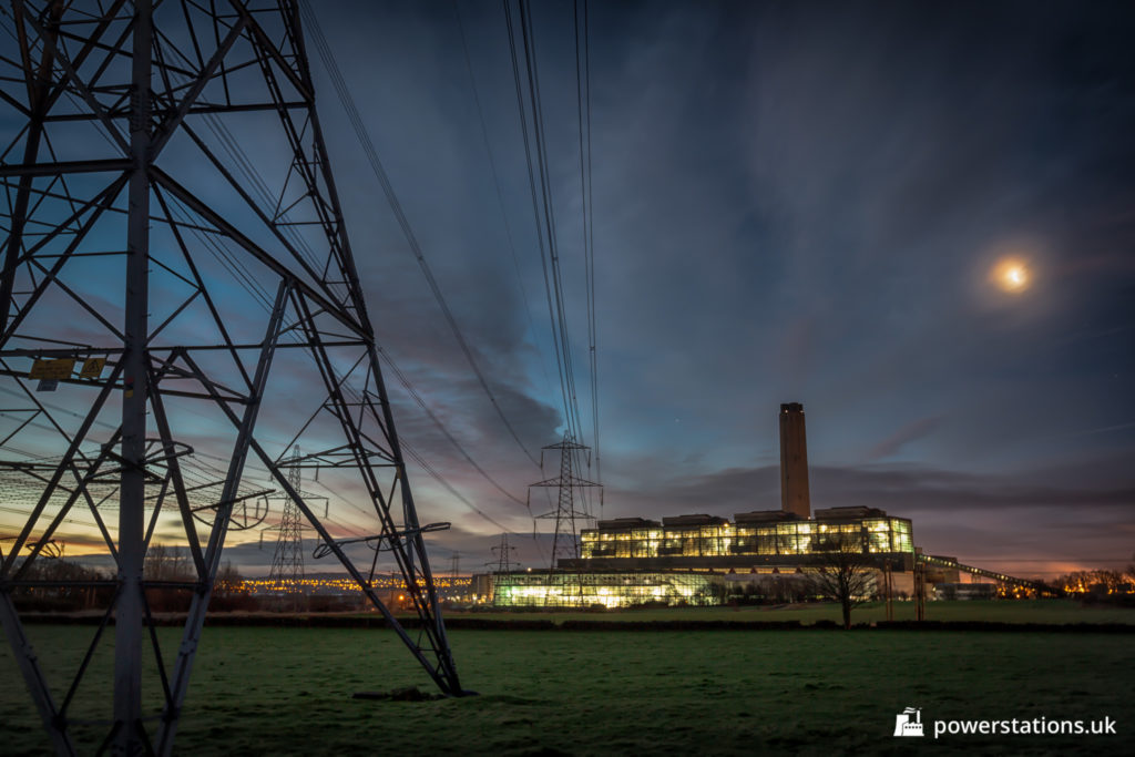 Pylon in front of the closed Longannet Power Station at night